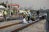 بالصور: مصرع عابر سبيل دهسه قطار في محطة الرملة 